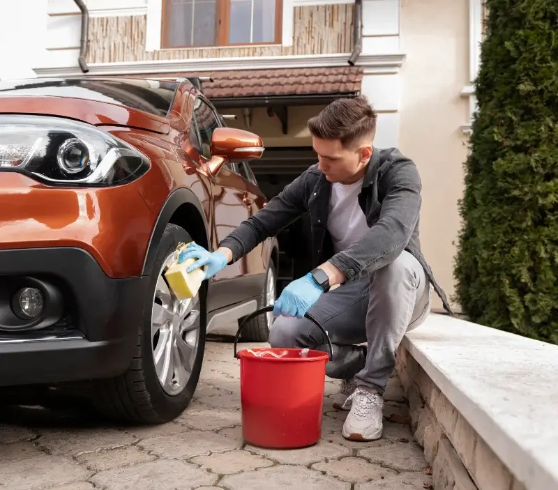 Lavage auto à domicile Saint-Germain-Lespinasse : professionnel intervenant sur un véhicule